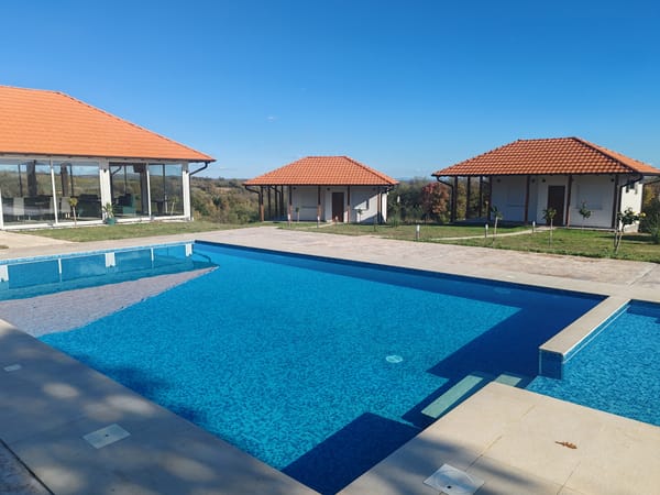 Svečano otvoren kompleks „Vinogradi Zmajevački“ na Kosmaju – novo utočište za ljubitelje prirode, vina i mira